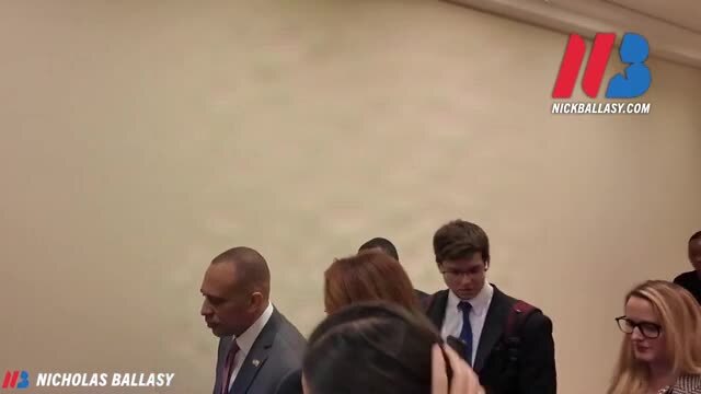 Jeffries Says He’s Not Familiar with Ilhan Omar Lowering Net Worth on Disclosure Forms