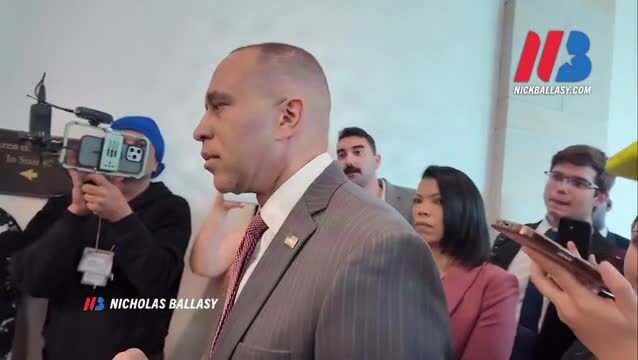 Hakeem Jeffries Responds to Ron DeSantis Invitation to Campaign in Florida After Criticism of Potential Redistricting Ahead of 2026 Midterms