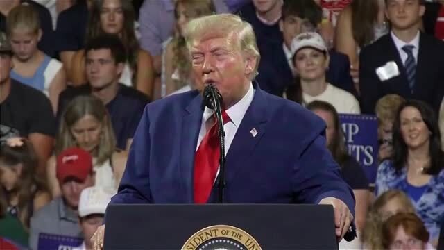 Trump Praises Michael and Susan Dell, Tells Rallygoers ‘Go Out and Buy a Dell Computer’