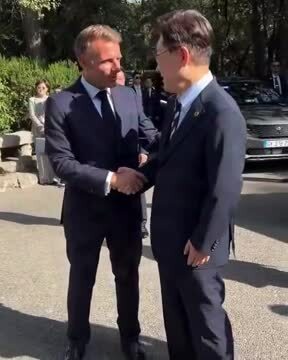 Macron Welcomes South Korea’s President Lee Jae Myung at the ‘Lumiere Summit’