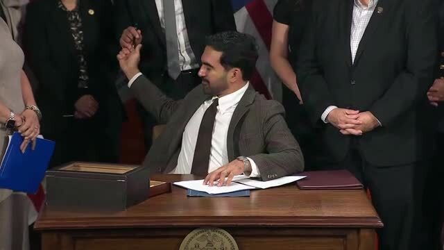 Mamdani Hands Symbolic 9/11 Pen to Former al-Qaeda Lawyer