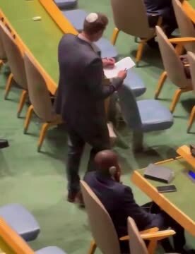 Israeli Delegation Member Goes Around U.N. Hall Checking Which Delegations Left During Netanyahu’s Speech
