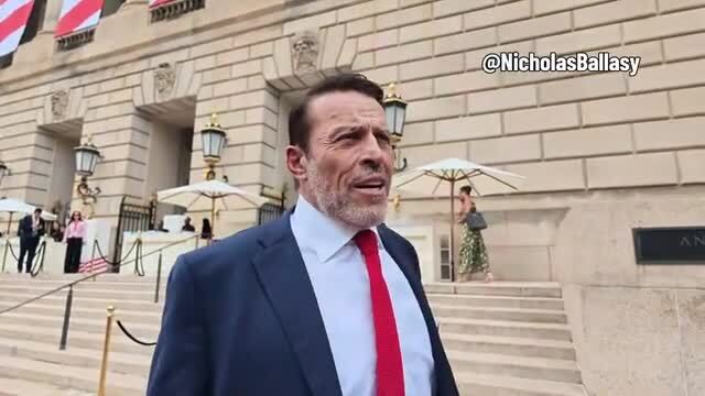 Tony Robbins: If We Overreact on AI, It Will Be Very Hard to Get China to Stop